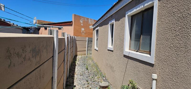 4 Bedroom Property for Sale in Ilitha Park Western Cape